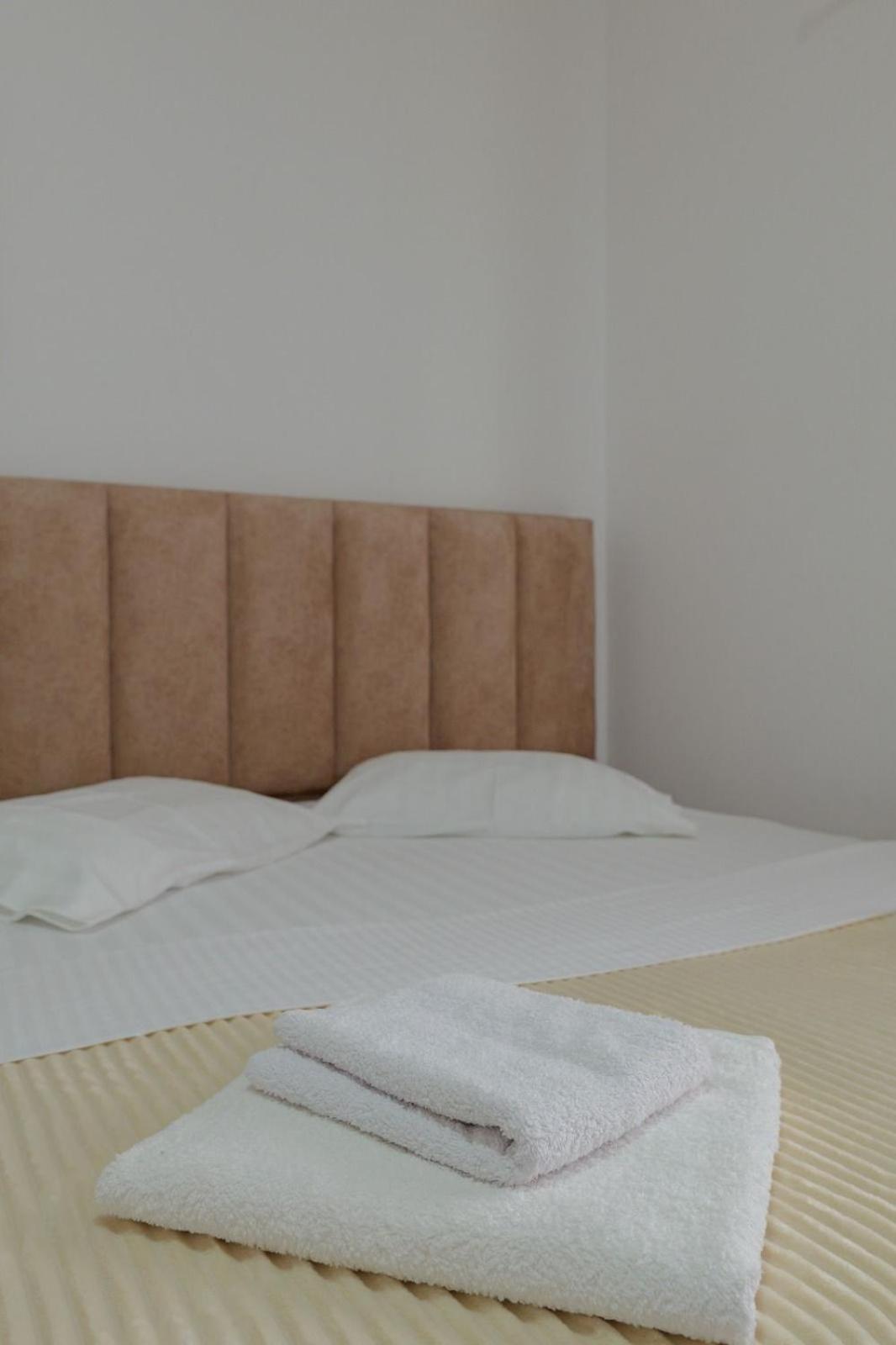 Hotel Eden Sarandë Esterno foto