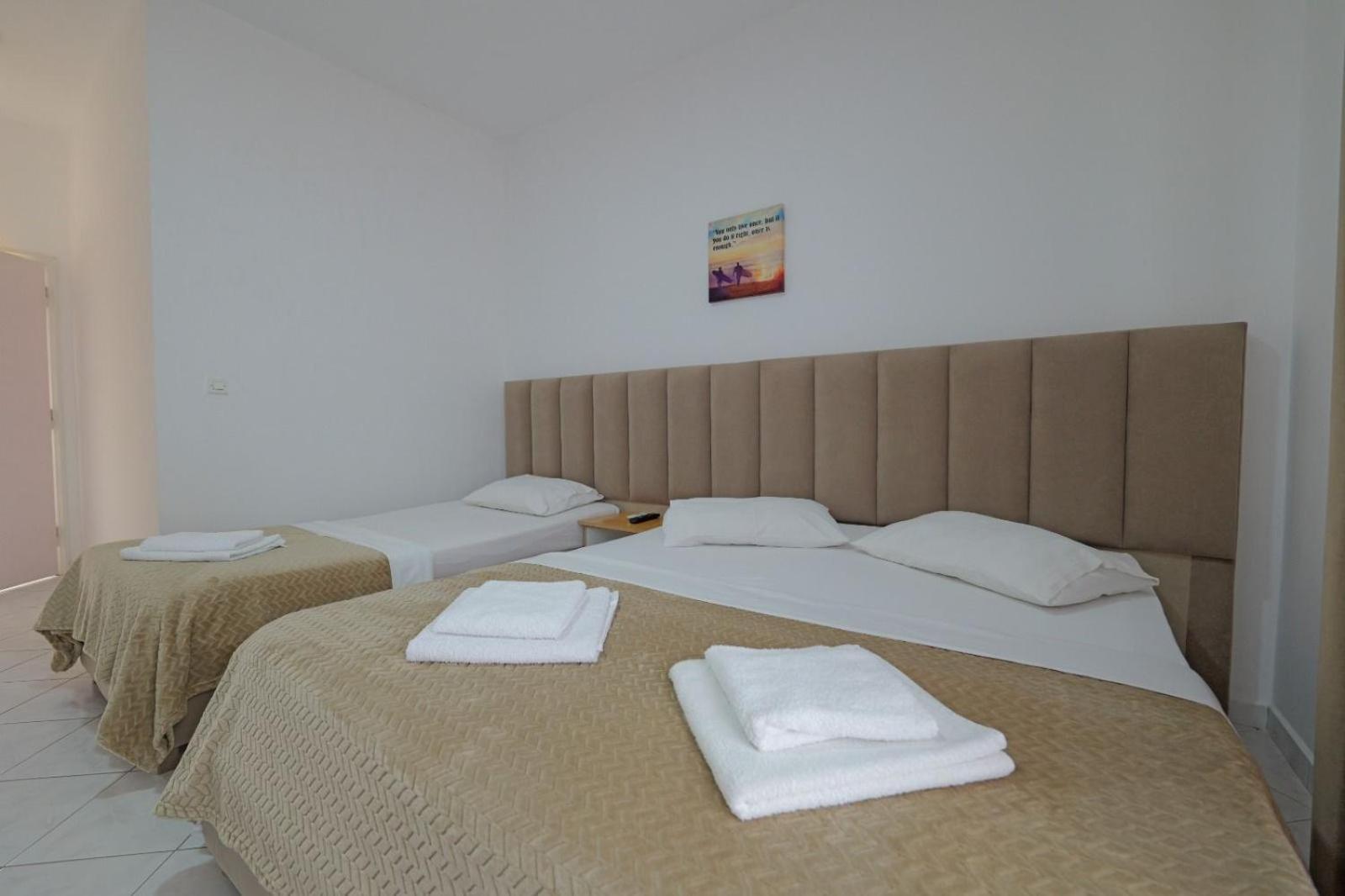 Hotel Eden Sarandë Esterno foto