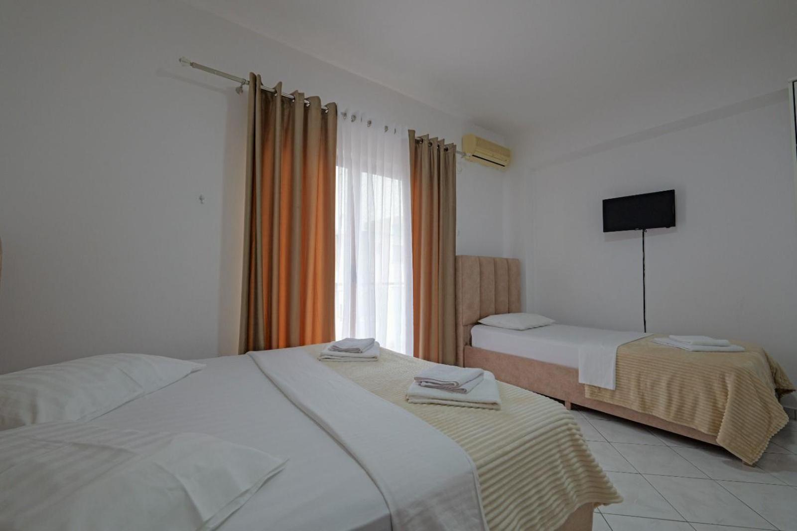 Hotel Eden Sarandë Esterno foto