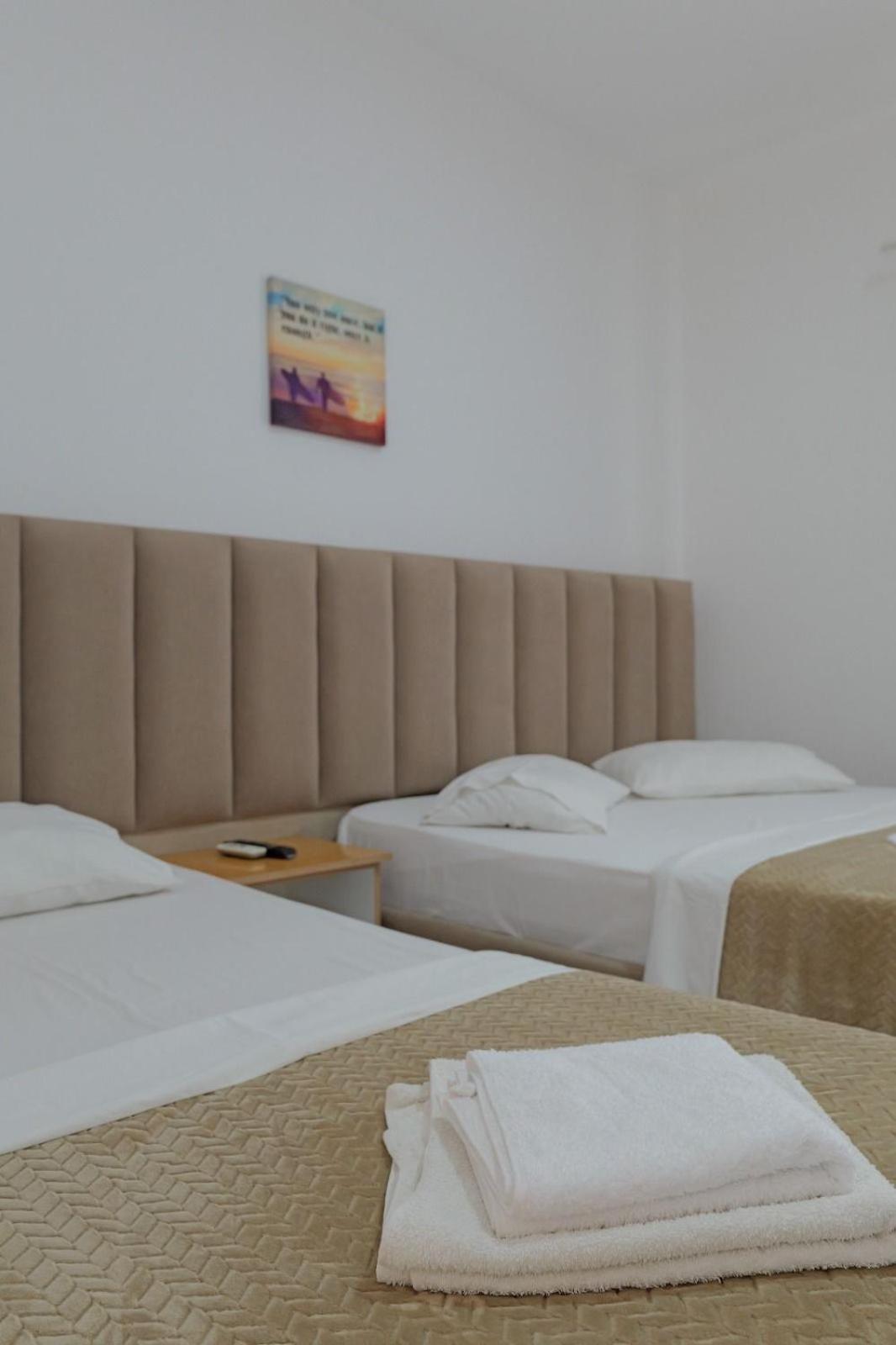 Hotel Eden Sarandë Esterno foto