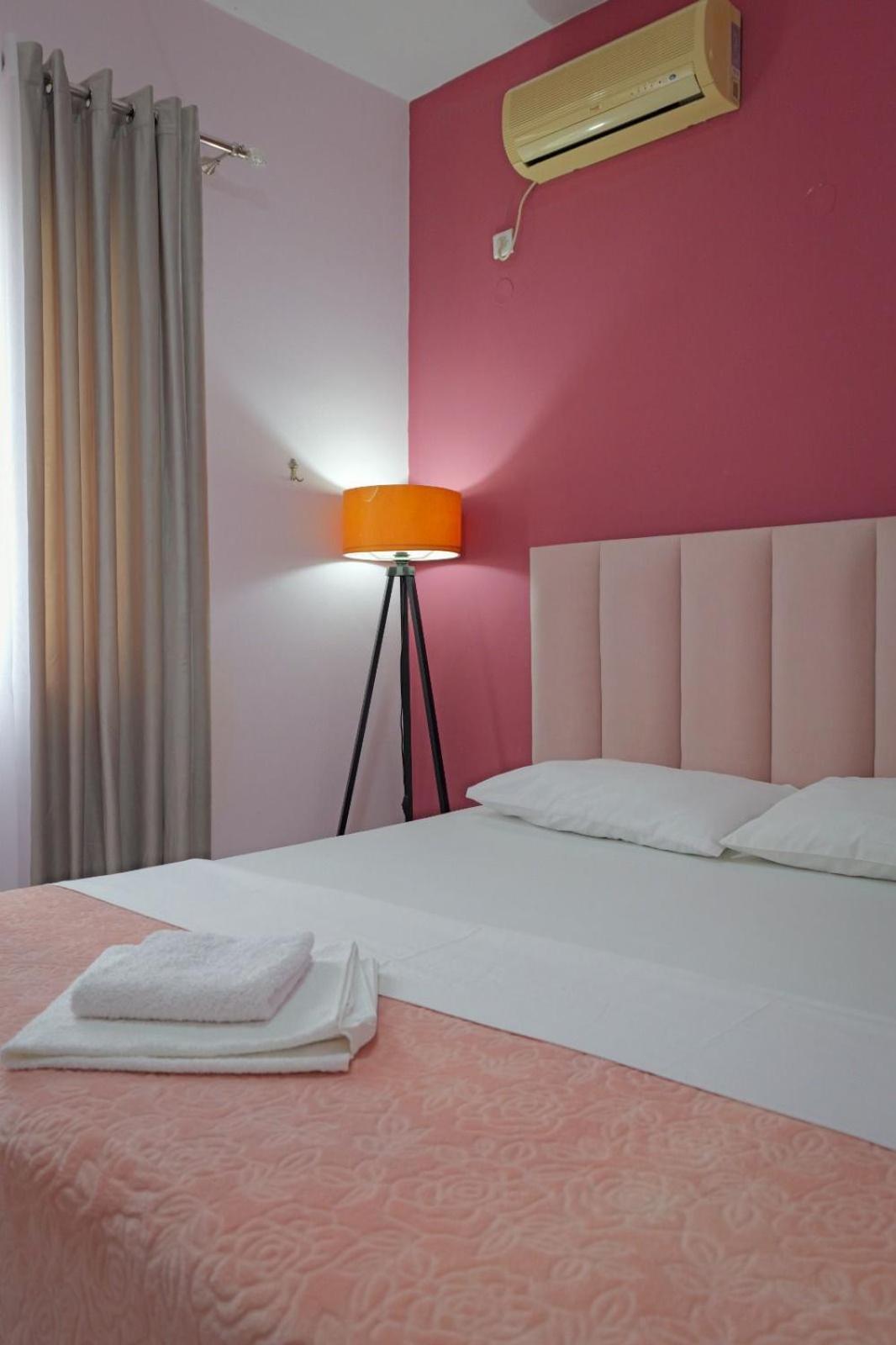 Hotel Eden Sarandë Esterno foto